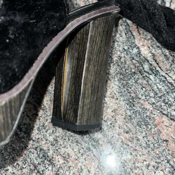 Womens very volatile black velour block heel open toe shoe size 6 - Picture 7 of 7
